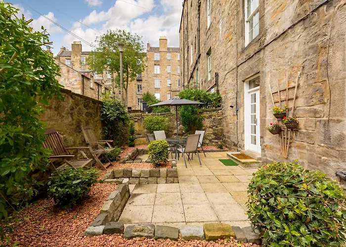 Elite 3 Bed New Town Apt With Private Walled Garden