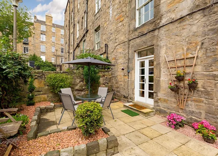Elite 3 Bed New Town Apt With Private Walled Garden