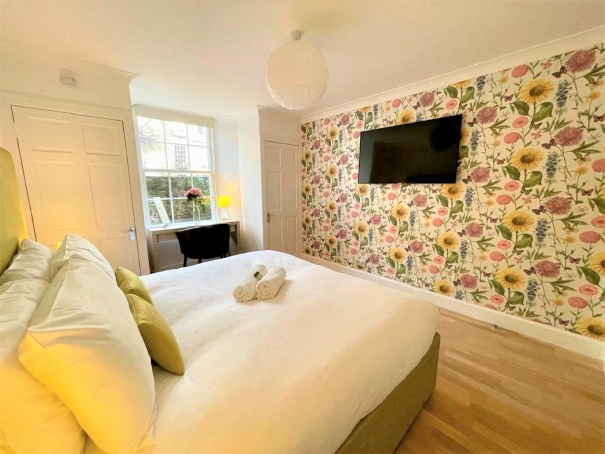 Апартаменты Elite 3 Bed New Town With Private Walled Garden